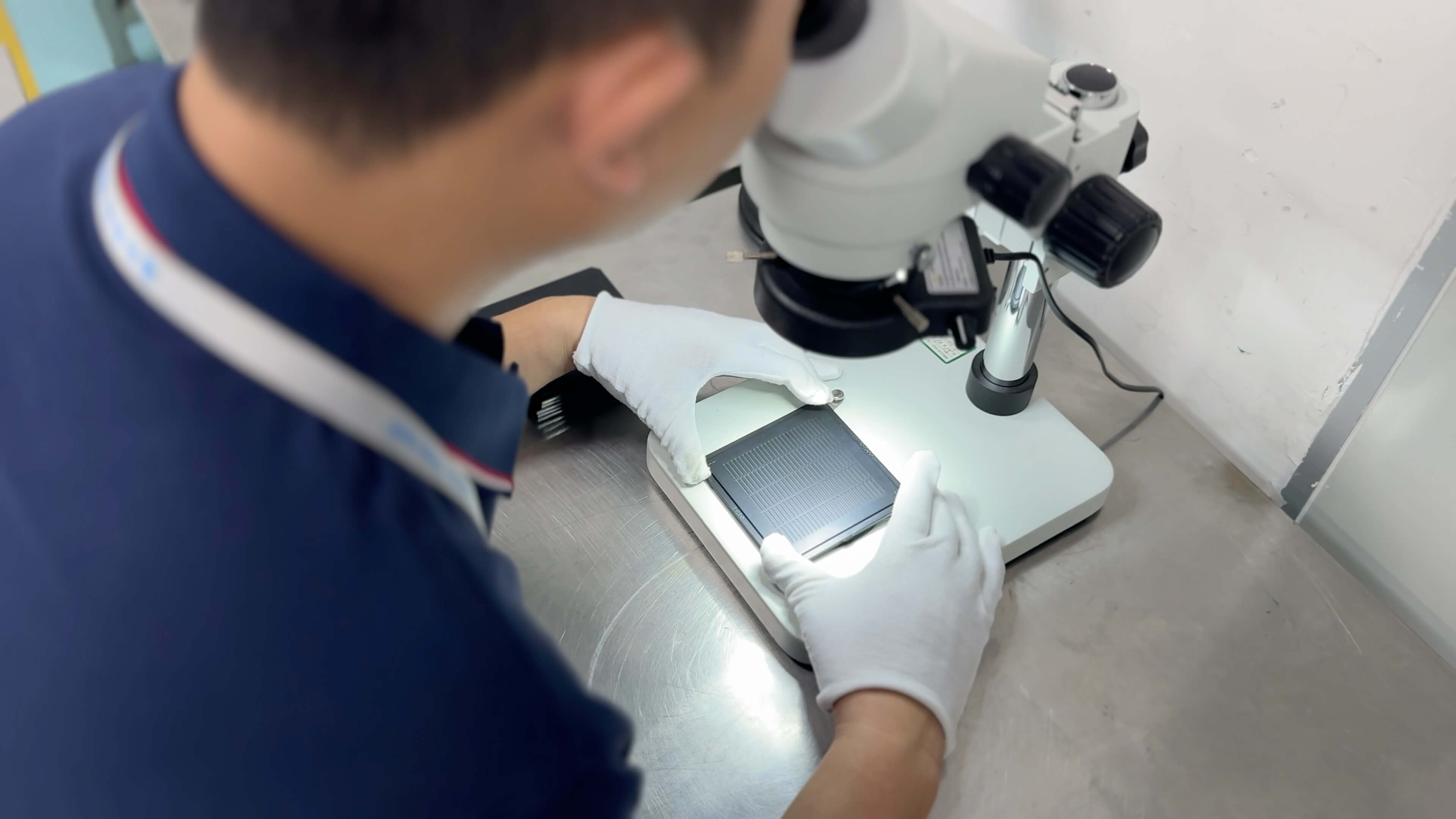 Últimos casos de la empresa sobre Cómo el diseño de paquetes de gofres mejora el manejo de matrices desnudas y el rendimiento automatizado de unión de matrices